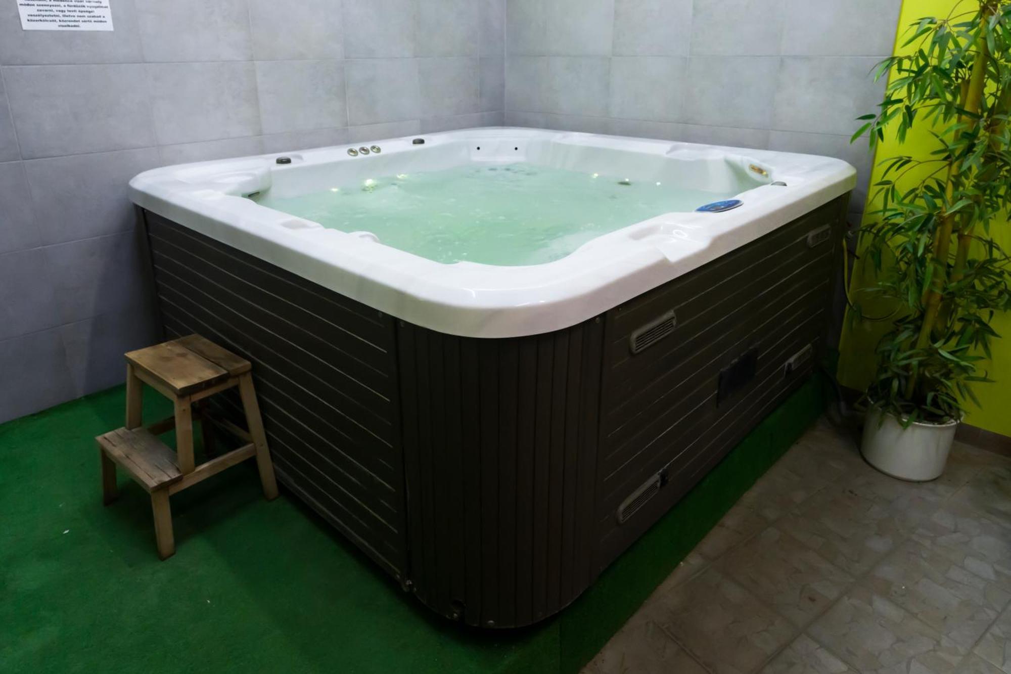 Korona Hotel Nyiregyhaza Bagian luar foto