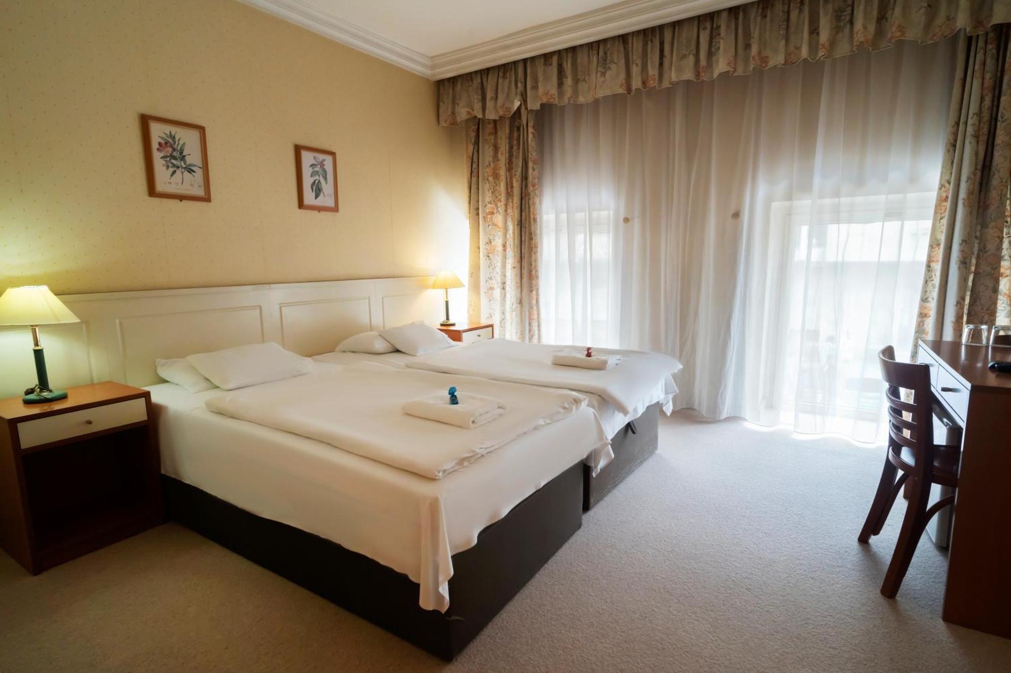 Korona Hotel Nyiregyhaza Bagian luar foto