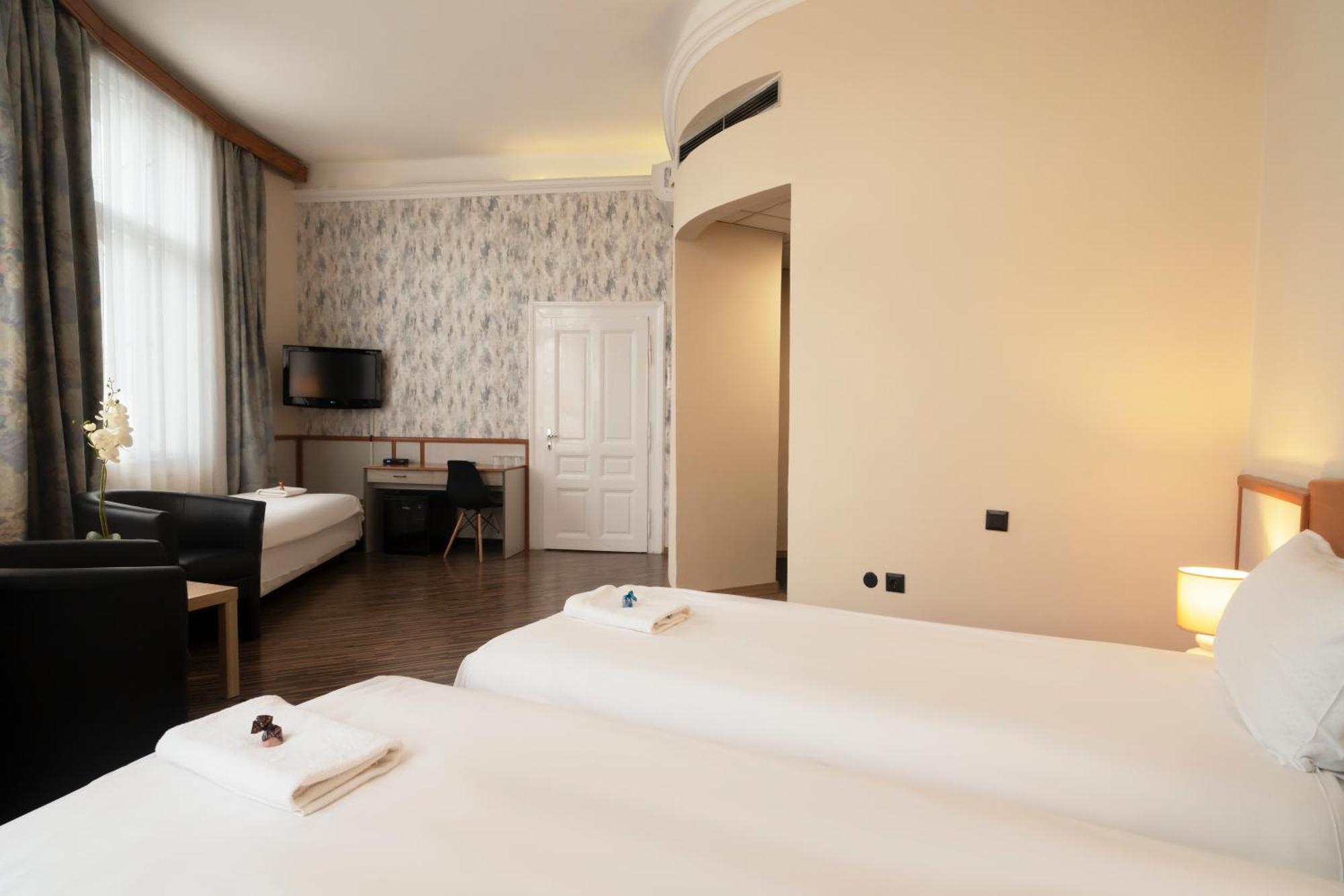 Korona Hotel Nyiregyhaza Bagian luar foto