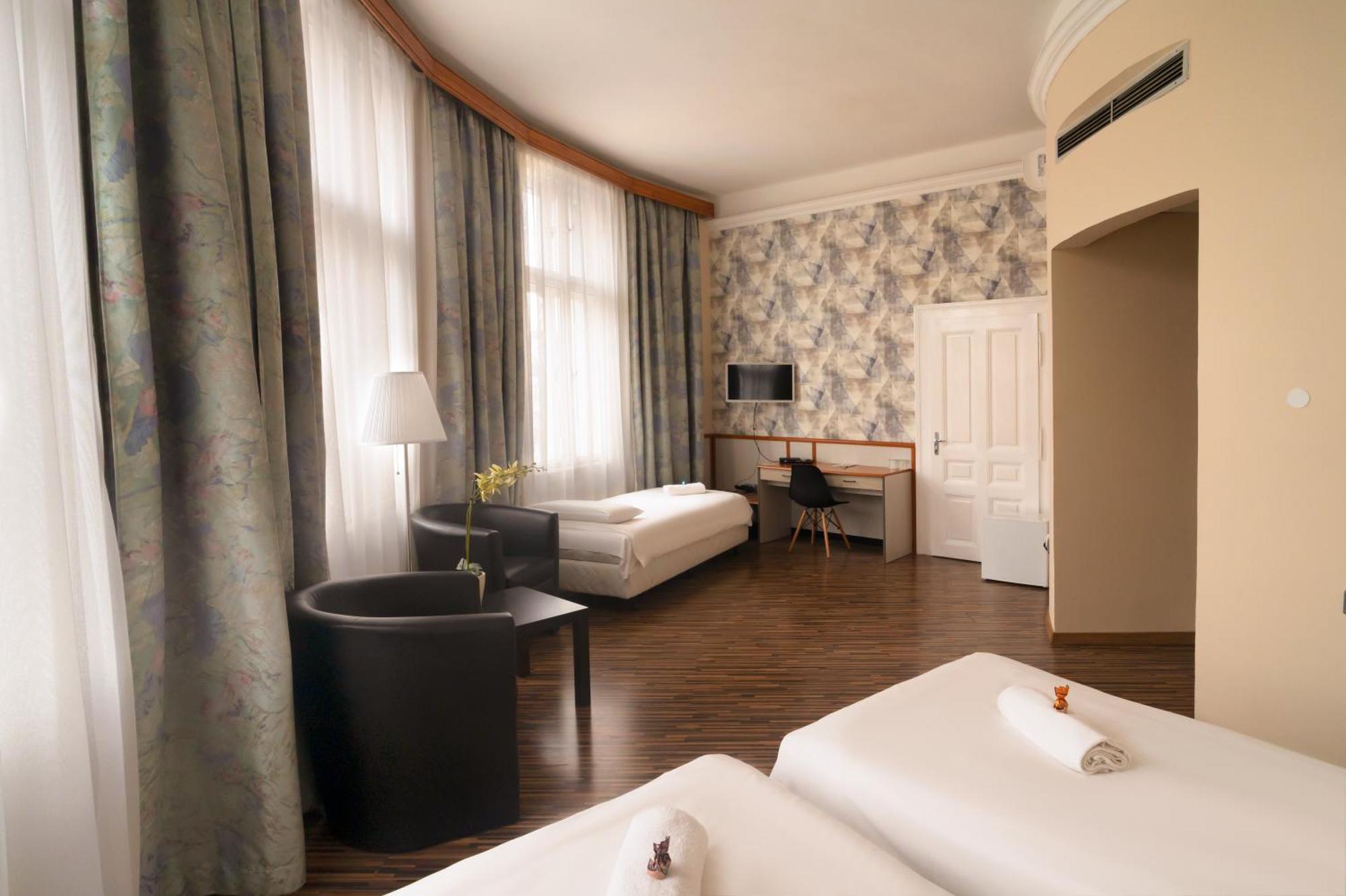 Korona Hotel Nyiregyhaza Bagian luar foto