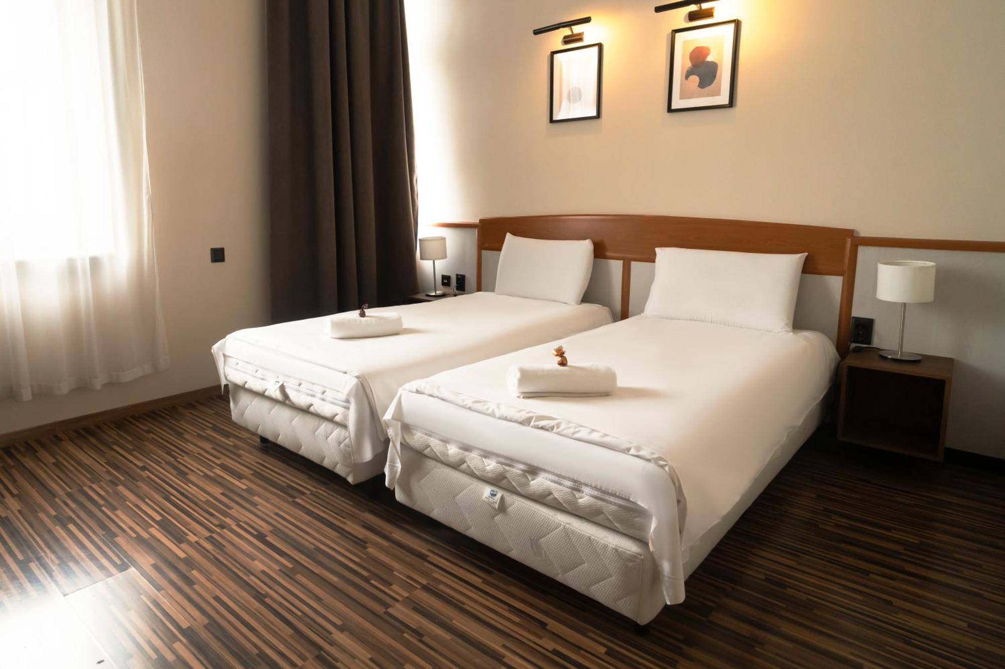 Korona Hotel Nyiregyhaza Bagian luar foto