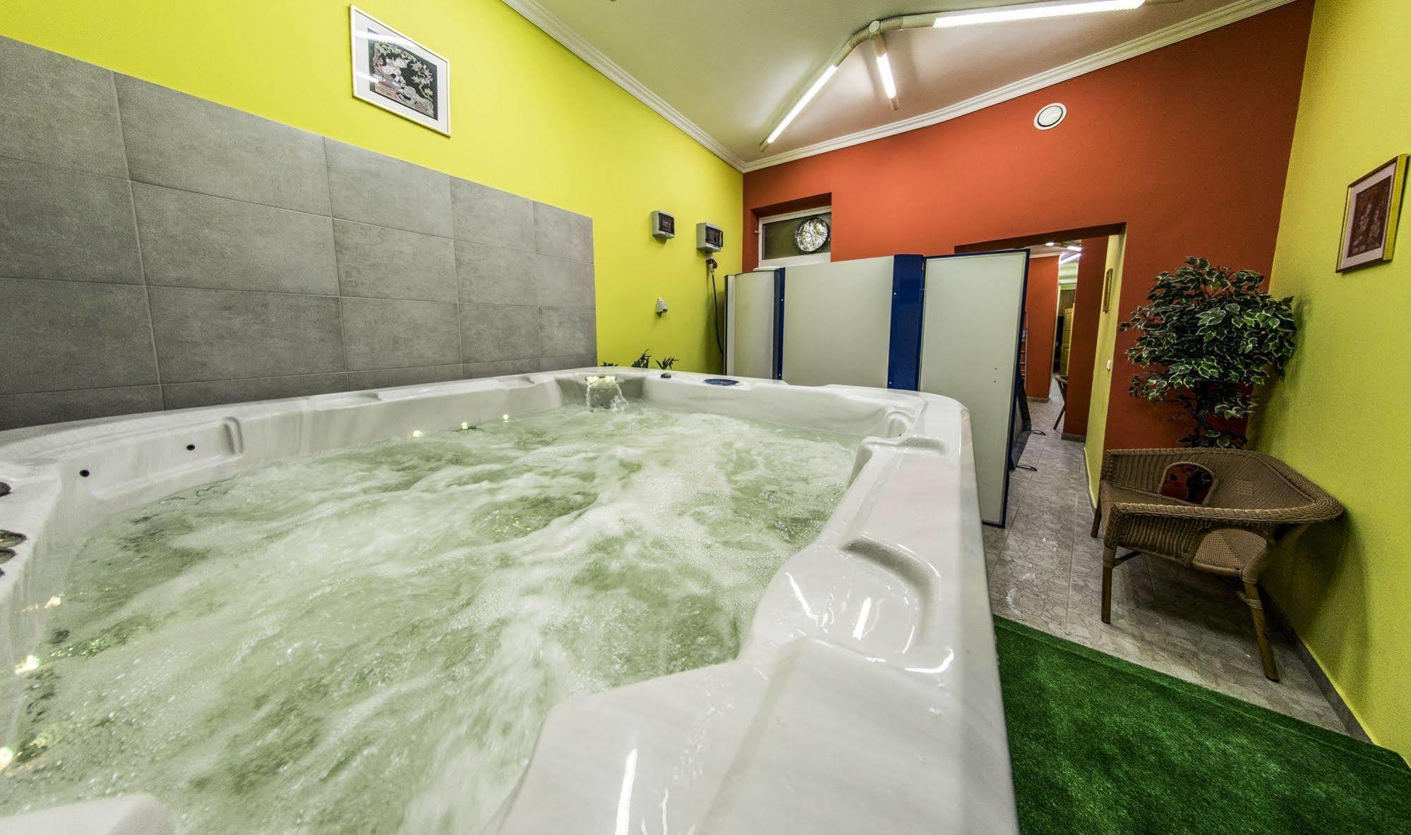 Korona Hotel Nyiregyhaza Bagian luar foto